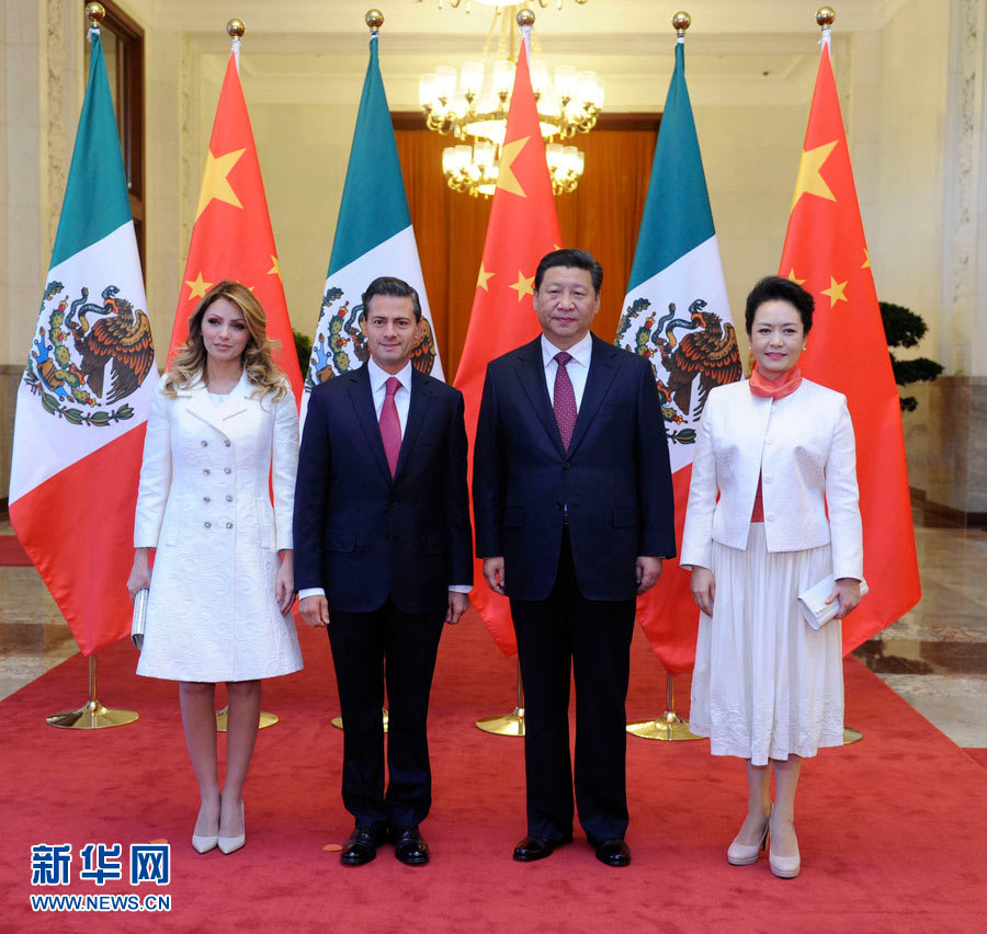 11月13日，國家主席習(xí)近平在北京人民大會堂北大廳舉行儀式，歡迎墨西哥總統(tǒng)培尼亞對中國進行國事訪問。這是習(xí)近平和夫人彭麗媛同培尼亞夫婦合影。 新華社記者 張鐸 攝