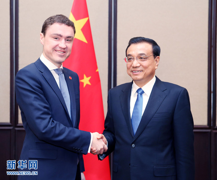 12月17日，中國國務(wù)院總理李克強在貝爾格萊德會見愛沙尼亞總理羅伊瓦斯。 新華社記者姚大偉攝 