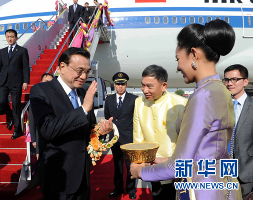 12月19日，中國國務(wù)院總理李克強抵達(dá)曼谷，出席大湄公河次區(qū)域經(jīng)濟合作領(lǐng)導(dǎo)人第五次會議。新華社記者饒愛民攝