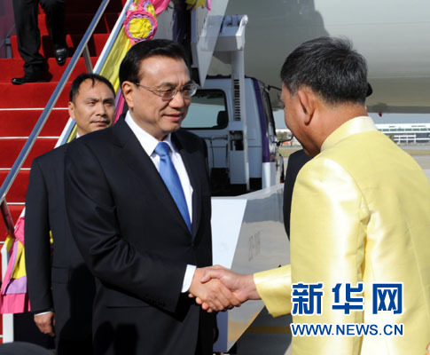 12月19日，中國國務(wù)院總理李克強抵達(dá)曼谷，出席大湄公河次區(qū)域經(jīng)濟合作領(lǐng)導(dǎo)人第五次會議。新華社記者饒愛民攝
