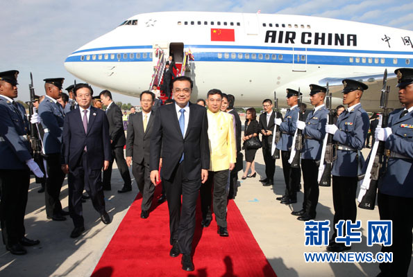 12月19日，中國國務(wù)院總理李克強抵達(dá)曼谷，出席大湄公河次區(qū)域經(jīng)濟合作領(lǐng)導(dǎo)人第五次會議。新華社記者 龐興雷攝