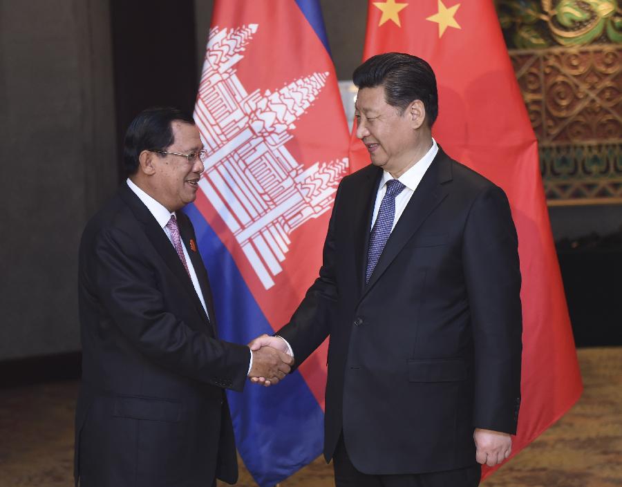 4月23日，國家主席習近平在雅加達會見柬埔寨首相洪森。新華社記者張鐸攝 