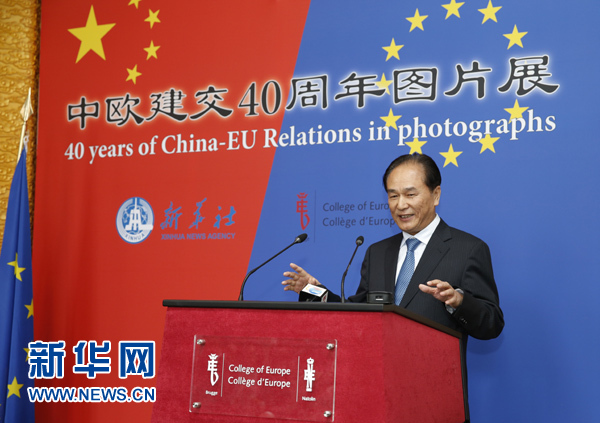 5月18日，正在比利時訪問的新華社社長蔡名照在比利時布魯日歐洲學院舉行的“中歐建交40周年圖片展”開幕式上致辭。在中歐建交40周年之際，由新華社、歐洲學院主辦的“中歐建交40周年圖片展”18日在位于比利時布魯日的歐洲學院開幕。 新華社記者葉平凡攝 