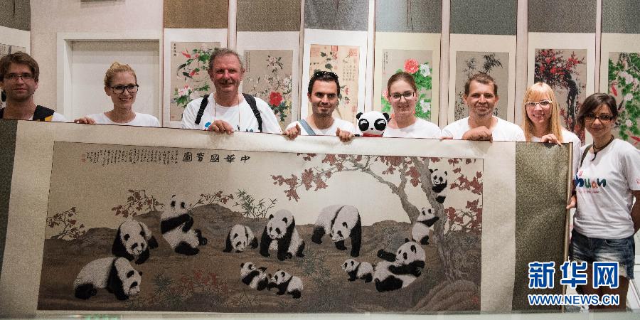 （晚報）（4）“歐洲熊貓粉絲四川探親之旅”自駕團(tuán)抵達(dá)成都