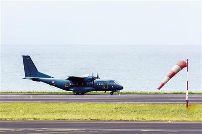 7日，法屬留尼汪島，法國軍事運輸機沿海岸搜尋MH370殘骸。