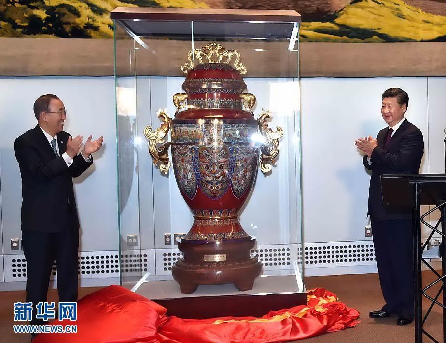 9月27日，國家主席習(xí)近平在紐約出席中國向聯(lián)合國贈送“和平尊”儀式。聯(lián)合國秘書長潘基文出席。 新華社記者 李濤 攝 