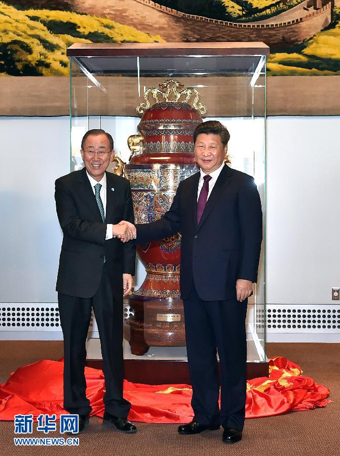  9月27日，國家主席習(xí)近平在紐約出席中國向聯(lián)合國贈送“和平尊”儀式。聯(lián)合國秘書長潘基文出席。 新華社記者 李濤 攝 