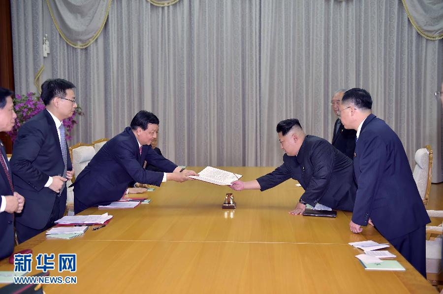 10月9日，中共中央政治局常委、中央書記處書記劉云山在平壤百花園迎賓館會見朝鮮勞動黨第一書記金正恩。這是劉云山向金正恩轉(zhuǎn)交習(xí)近平總書記的親署函。新華社記者 李濤 攝