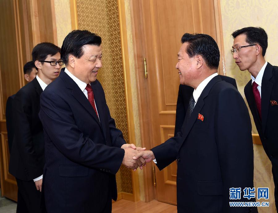 10月9日，在朝鮮進(jìn)行正式友好訪問的中共中央政治局常委、中央書記處書記劉云山與朝鮮勞動黨中央政治局委員、中央書記崔龍海舉行會談。新華社記者 饒愛民 攝