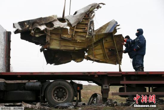 資料圖：2014年11月16日，烏克蘭頓涅茨克地區(qū)，墜毀MH17飛機事故現(xiàn)場成功搜尋到起落架的部分殘骸，一大塊機身殘片等。