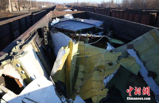 資料圖：烏克蘭頓涅茨克，MH17墜毀客機(jī)的殘骸裝上火車。圖片來(lái)源：CFP視覺(jué)中國(guó)