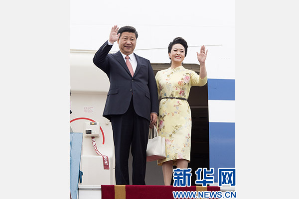11月5日，中共中央總書記、國家主席習(xí)近平抵達(dá)越南首都河內(nèi)，開始對越南進(jìn)行國事訪問。這是習(xí)近平和夫人彭麗媛步出艙門向歡迎人群揮手致意。新華社記者 李學(xué)仁 攝