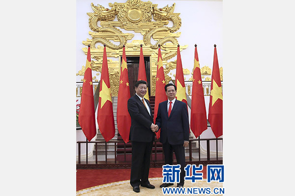 11月5日，中共中央總書記、國家主席習(xí)近平在河內(nèi)同越南總理阮晉勇舉行會(huì)談。 新華社記者 蘭紅光 攝
