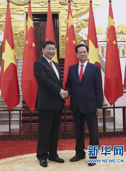 11月5日，中共中央總書記、國家主席習(xí)近平在河內(nèi)會(huì)見越南總理阮晉勇。新華社記者 蘭紅光 攝 