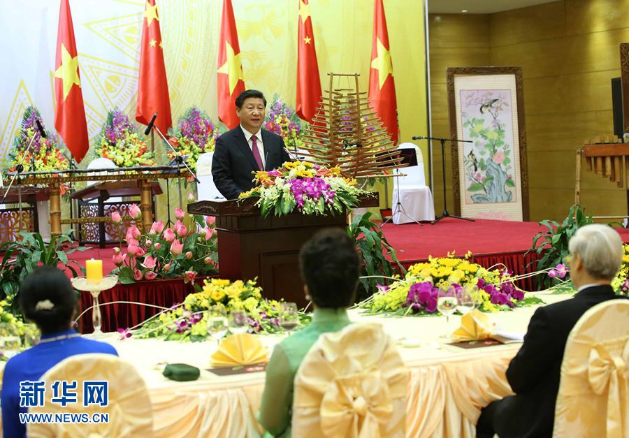 11月5日，中共中央總書記、國(guó)家主席習(xí)近平和夫人彭麗媛出席越共中央總書記阮富仲和越南國(guó)家主席張晉創(chuàng)在河內(nèi)國(guó)際會(huì)議中心舉行的盛大歡迎晚宴。新華社記者 龐興雷 攝 