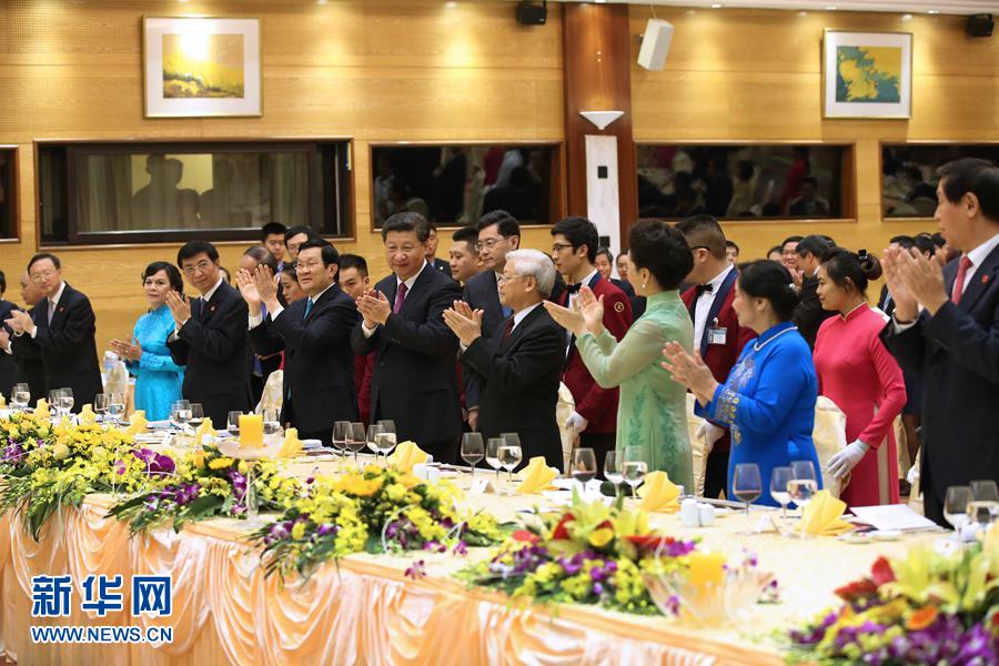 11月5日，中共中央總書記、國(guó)家主席習(xí)近平和夫人彭麗媛出席越共中央總書記阮富仲和越南國(guó)家主席張晉創(chuàng)在河內(nèi)國(guó)際會(huì)議中心舉行的盛大歡迎晚宴。新華社記者 龐興雷 攝 