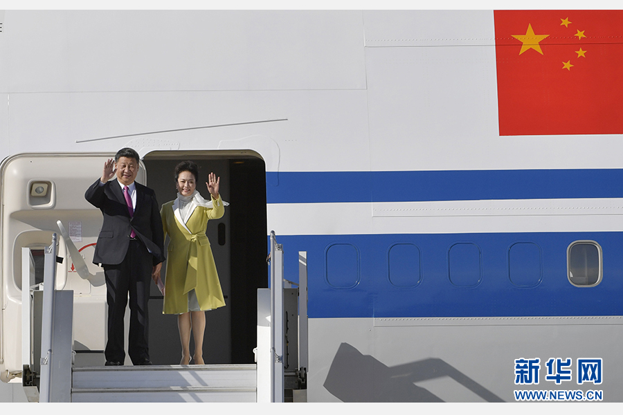 當(dāng)?shù)貢r(shí)間11月17日，國(guó)家主席習(xí)近平乘專機(jī)抵達(dá)基多，開(kāi)始對(duì)厄瓜多爾共和國(guó)進(jìn)行國(guó)事訪問(wèn)。這是習(xí)近平與夫人彭麗媛向歡迎人群揮手致意。新華社記者 王曄 攝 