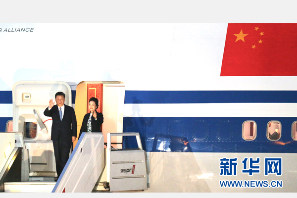 當?shù)貢r間11月18日，國家主席習近平抵達利馬，出席亞太經(jīng)合組織第二十四次領導人非正式會議并對秘魯共和國進行國事訪問。習近平和夫人彭麗媛受到秘魯副總統(tǒng)阿勞斯等熱情迎接。新華社記者 丁林 攝