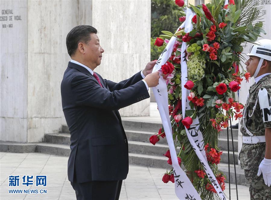 11月21日，國家主席習近平在利馬同秘魯總統(tǒng)庫琴斯基舉行會談。會談前，在庫琴斯基夫婦陪同下，習近平和彭麗媛向秘魯獨立先驅(qū)紀念碑敬獻花圈。新華社記者 丁林 攝