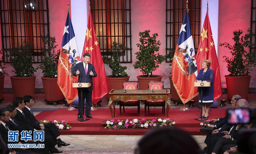 11月22日，國家主席習(xí)近平在圣地亞哥同智利總統(tǒng)巴切萊特舉行會談。這是會談后，兩國元首共同會見記者。 新華社記者 蘭紅光 攝