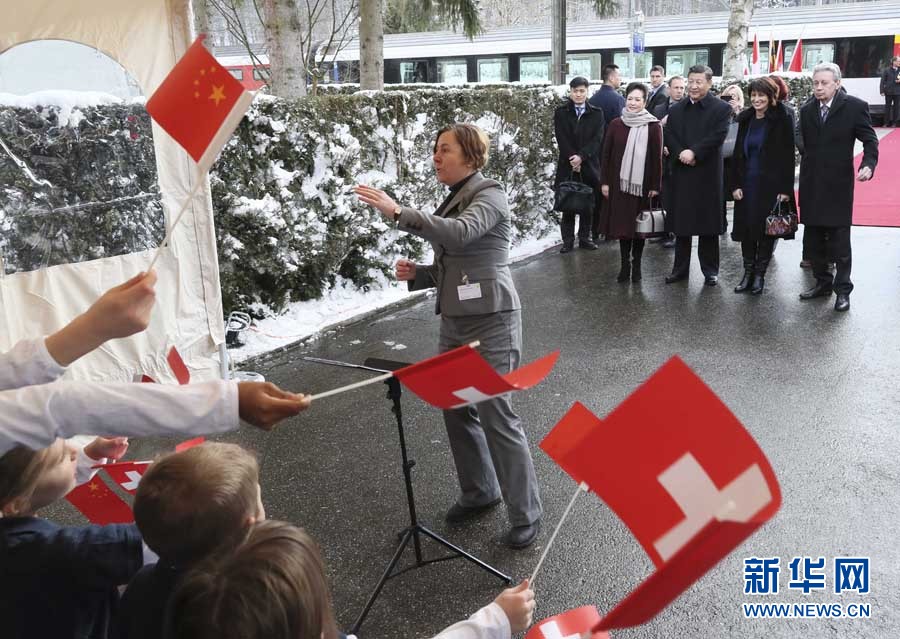 這是習(xí)近平和夫人彭麗媛在伯爾尼克爾薩茨火車站觀看瑞士童聲合唱團(tuán)表演。 新華社記者 蘭紅光 攝