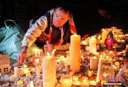 3月23日晚，倫敦民眾在市中心的特拉法加廣場舉行燭光集會，悼念此前一天發(fā)生在英國議會大廈附近的恐怖襲擊事件遇難者。 <a target='_blank' ><p  align=